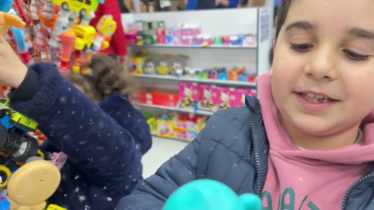 ‏رحنا اليوم على السوق كتير انبسطنا وحبينا وأجيكم اشتريتني 🛍️🧃🍬🍫🍿