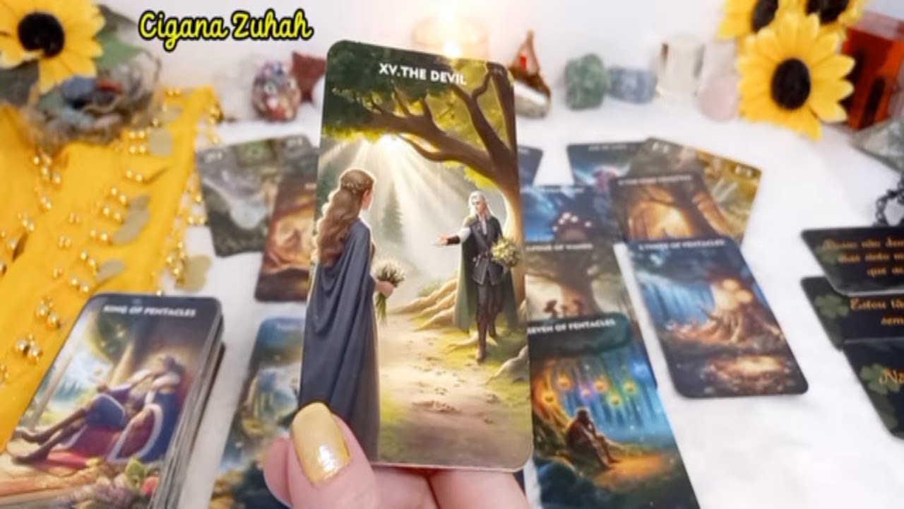 💛Alguém está te evitando mas é louco por você! Vai dar o braço a torcer e te procurar...