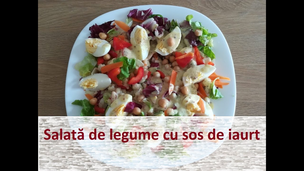 Salată de legume cu sos de iaurt