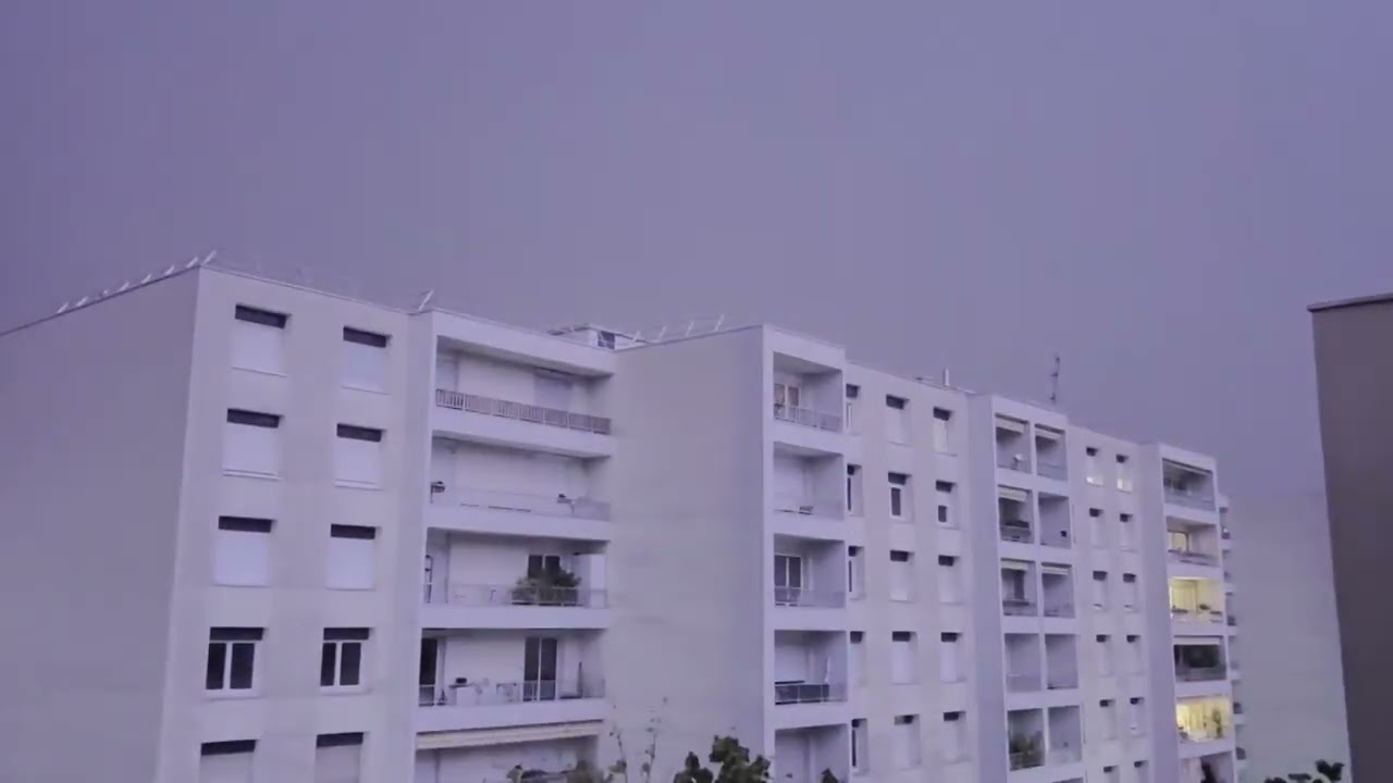 Orage modéré+impact de foudre proche à Lyon le Mercredi le 14 Août 2024
