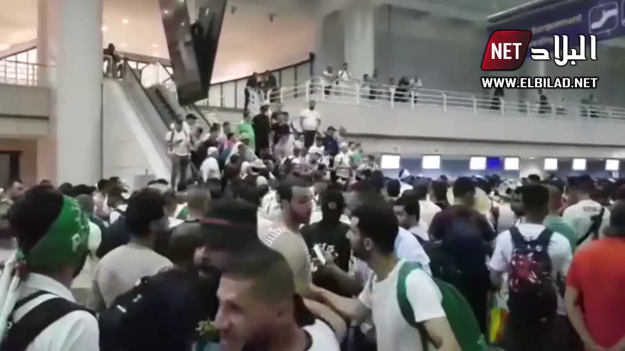 مطار الجزائر: أنصار الخضر يستعدون للسفر إلى مصر تحسبا للقاء الكوت ديفوار