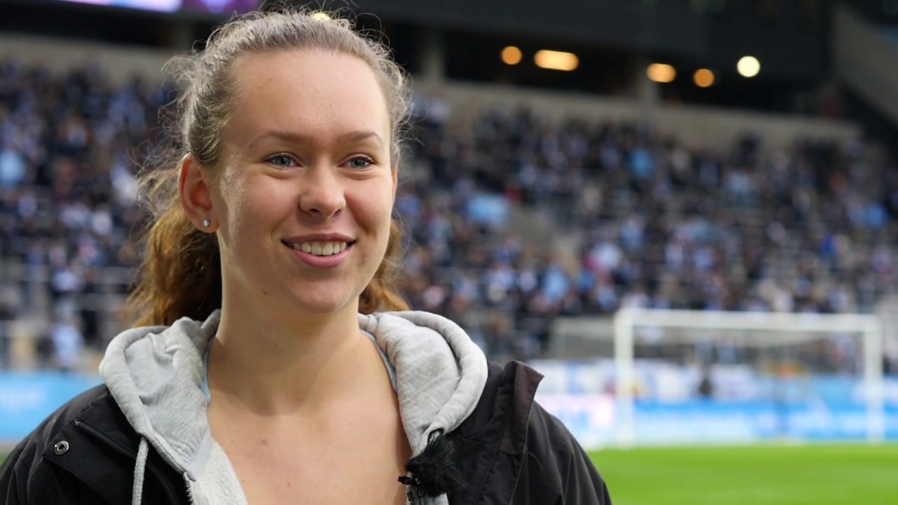 Fotbollsdrömmar - Emma går in med spelarna i MFF