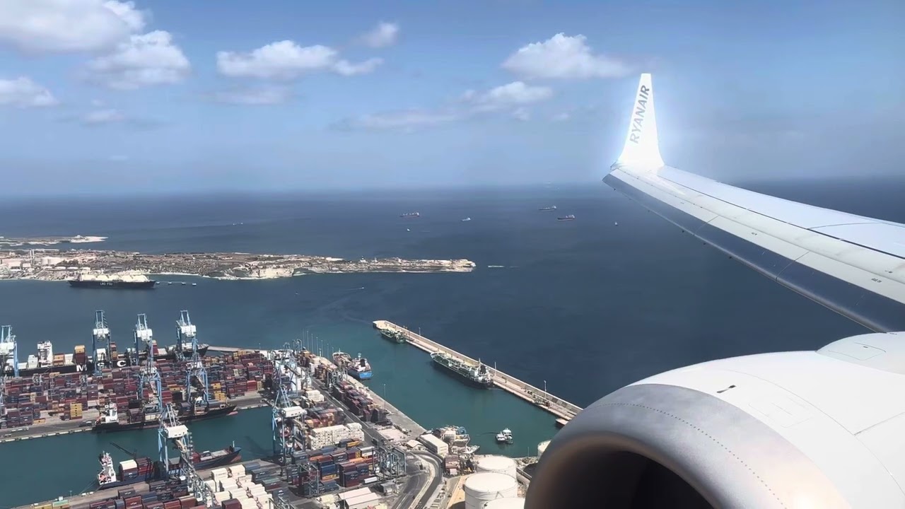 ✈️ Landing Malta Airport | Ryanair B737-8200