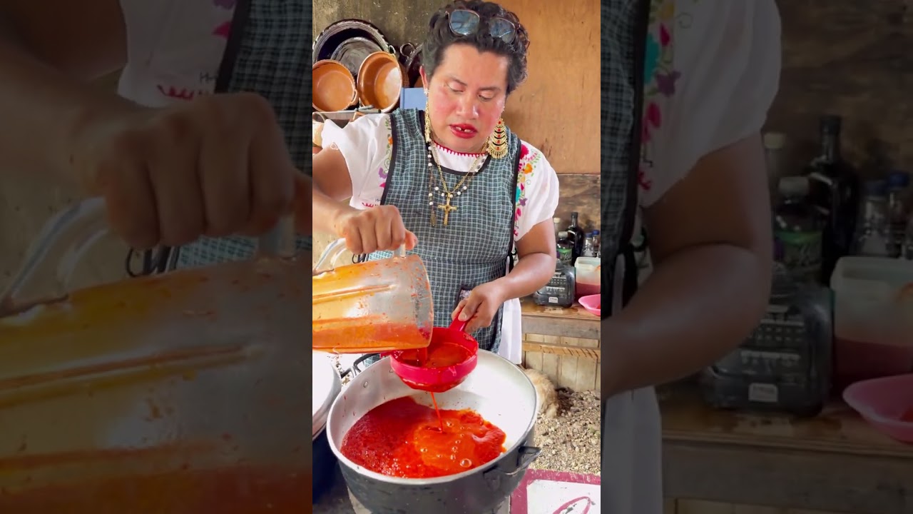 Doña cata vendió tamales para la graduación de Dominga