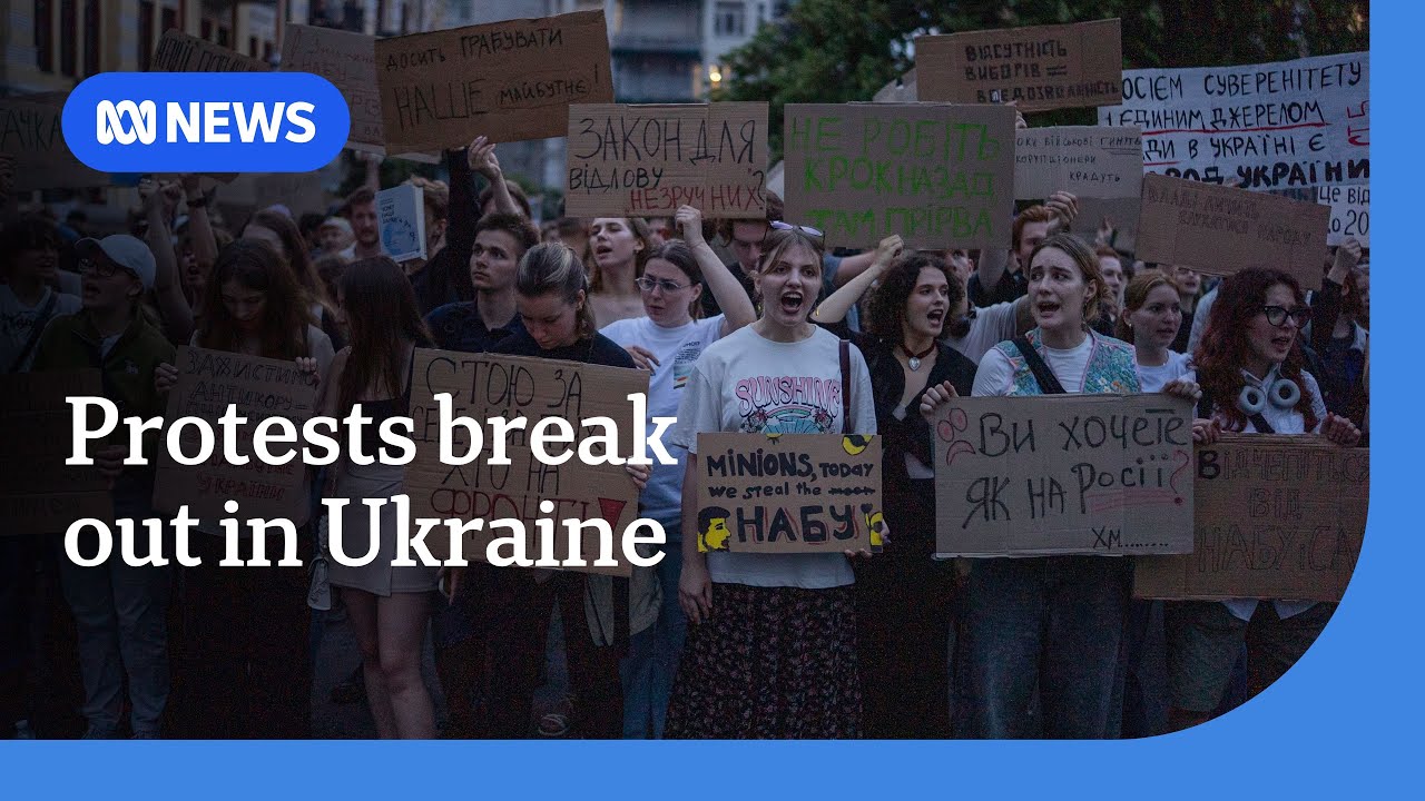 Ukrainians protest anti-corruption law as ceasefire talks stall | ABC NEWS