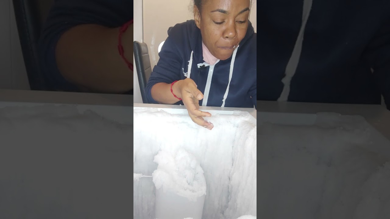 ASMR/EATING ICE FROM THE FREEZER ❄️🍧