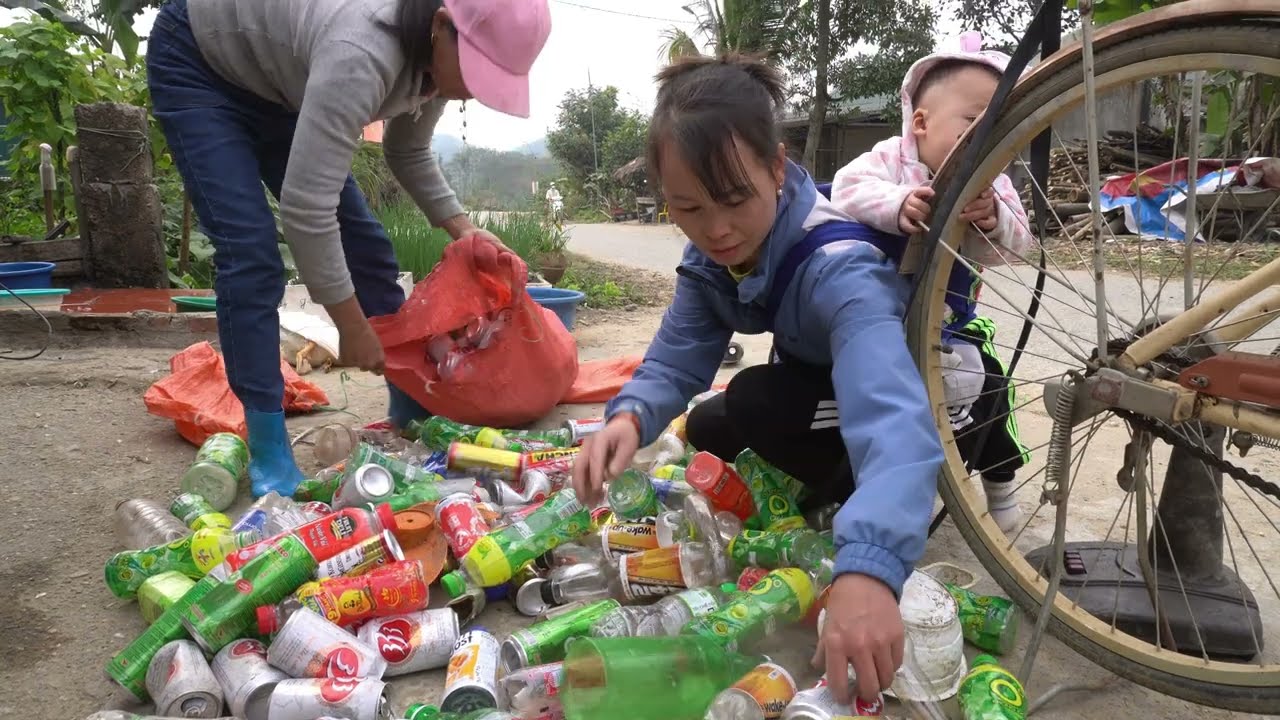 single mother Pick up bottles and scraps go sell,and suddenly found money