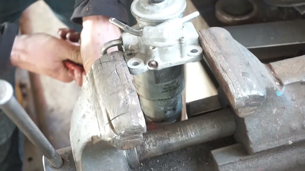 Dieselfilter wechseln am Toyota Corolla Verso 2,2