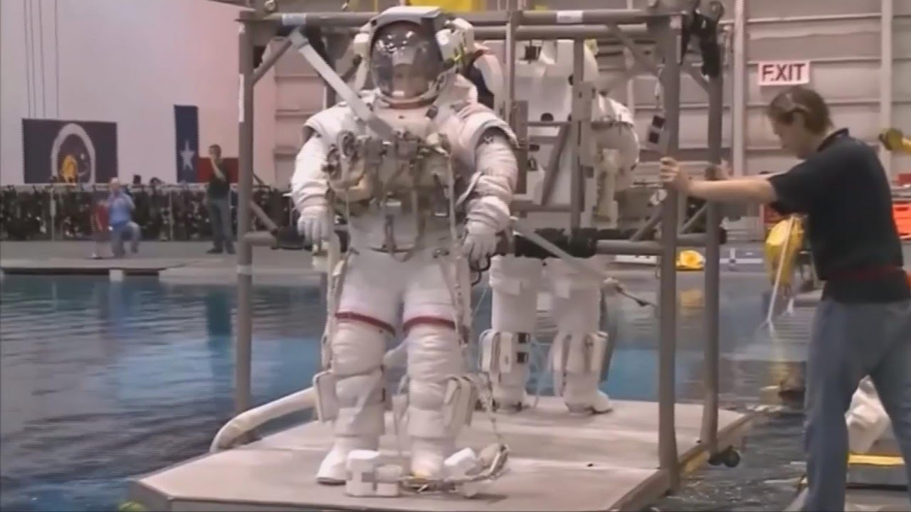 NASA muestra la complejidad de ponerse un traje espacial