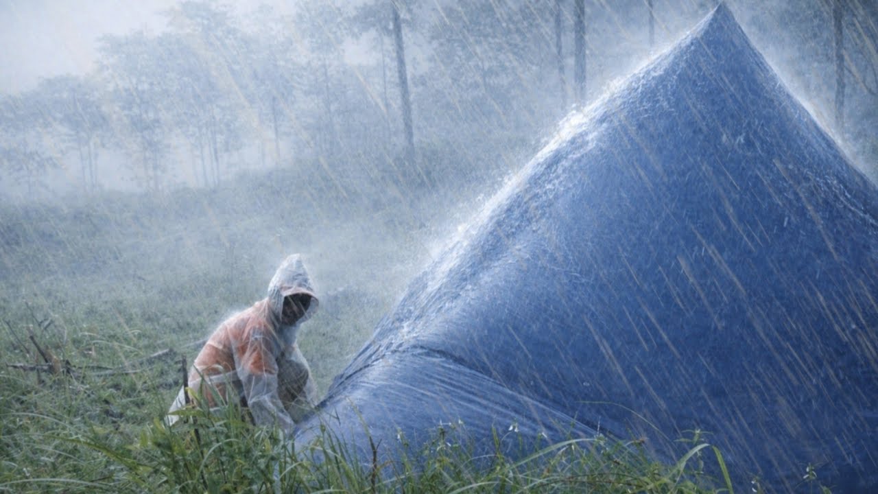 Solo Camping in Heavy Rain, Strong Winds, and Thunder‼️Sleeping on a Tarp