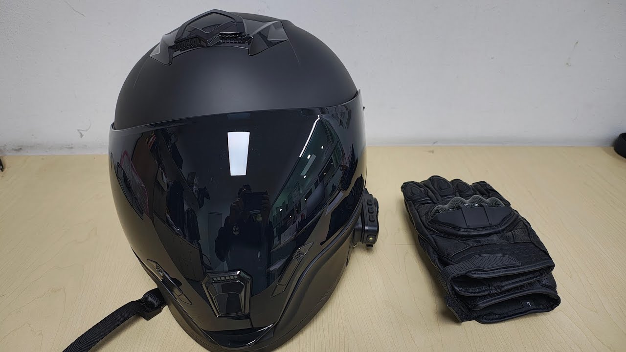 Casco moto y guantes de piel nuevos. Inicio de año 2026