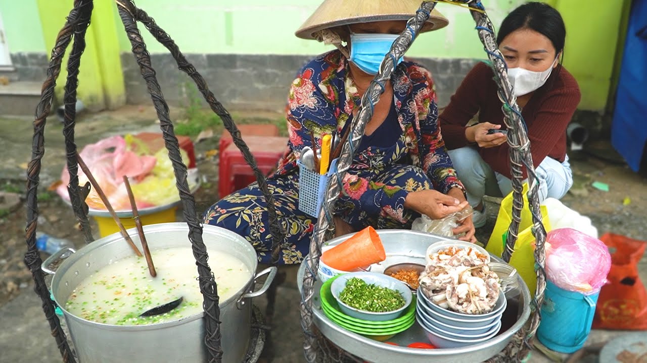 Hiếm gặp gánh bánh canh bột xắt đầu cá lóc nhà quê múc bằng gáo dừa, nhìn cũ kỹ mà ăn ngon cực đỉnh