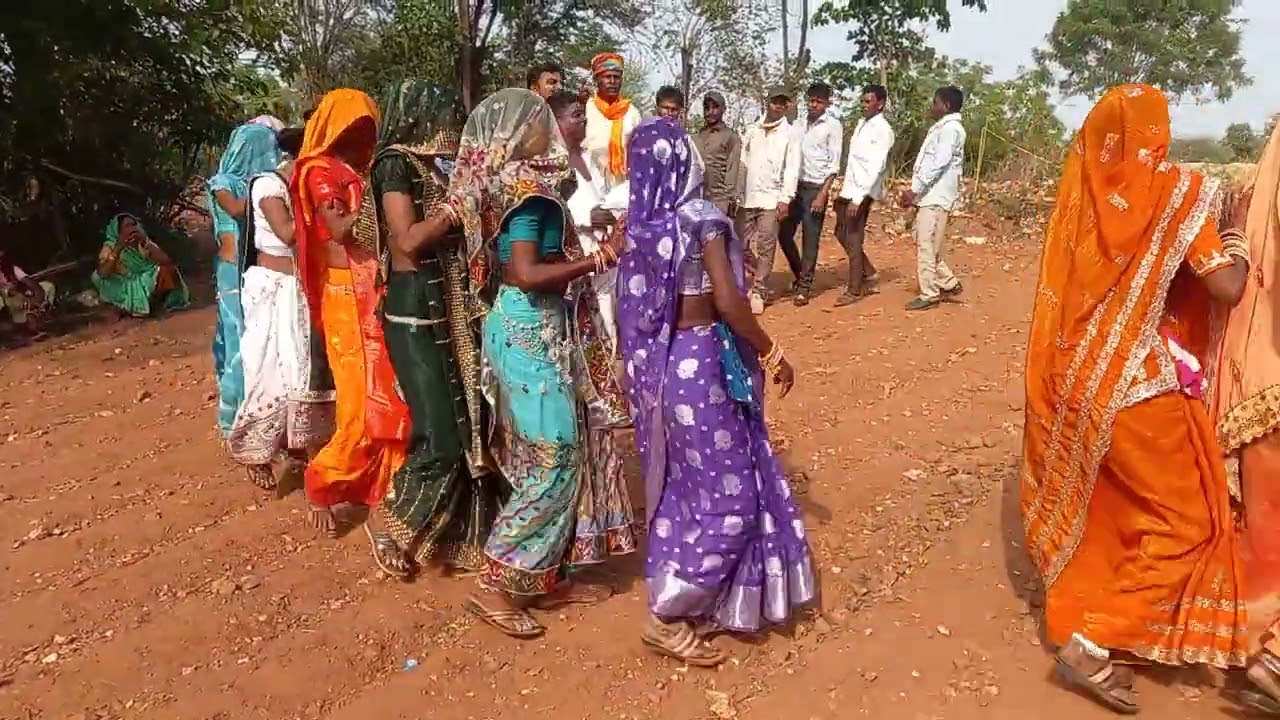 वागडी लोक गीत गाते हुए
