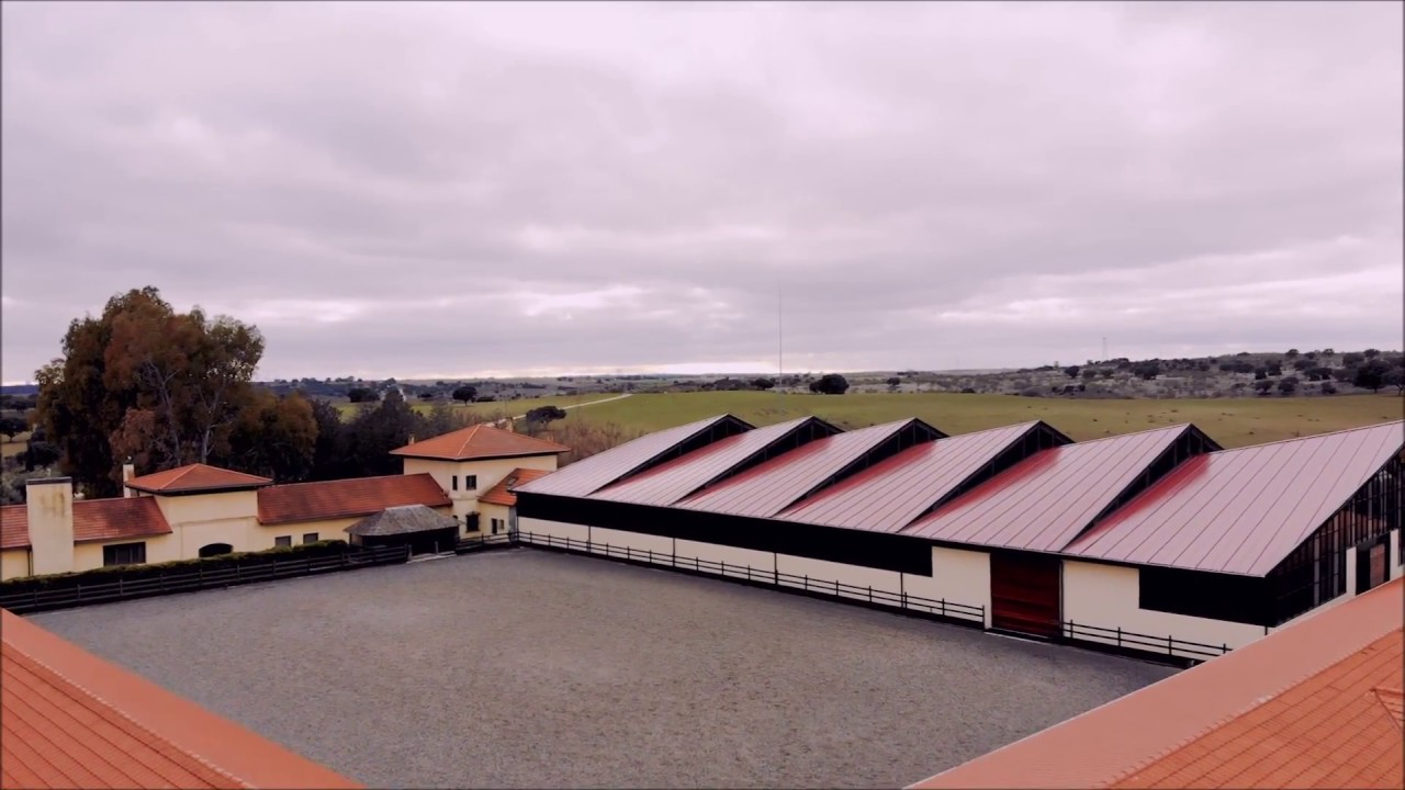 Diseño de un Picadero de Caballos en una Finca en España | OOIIO Arquitectura