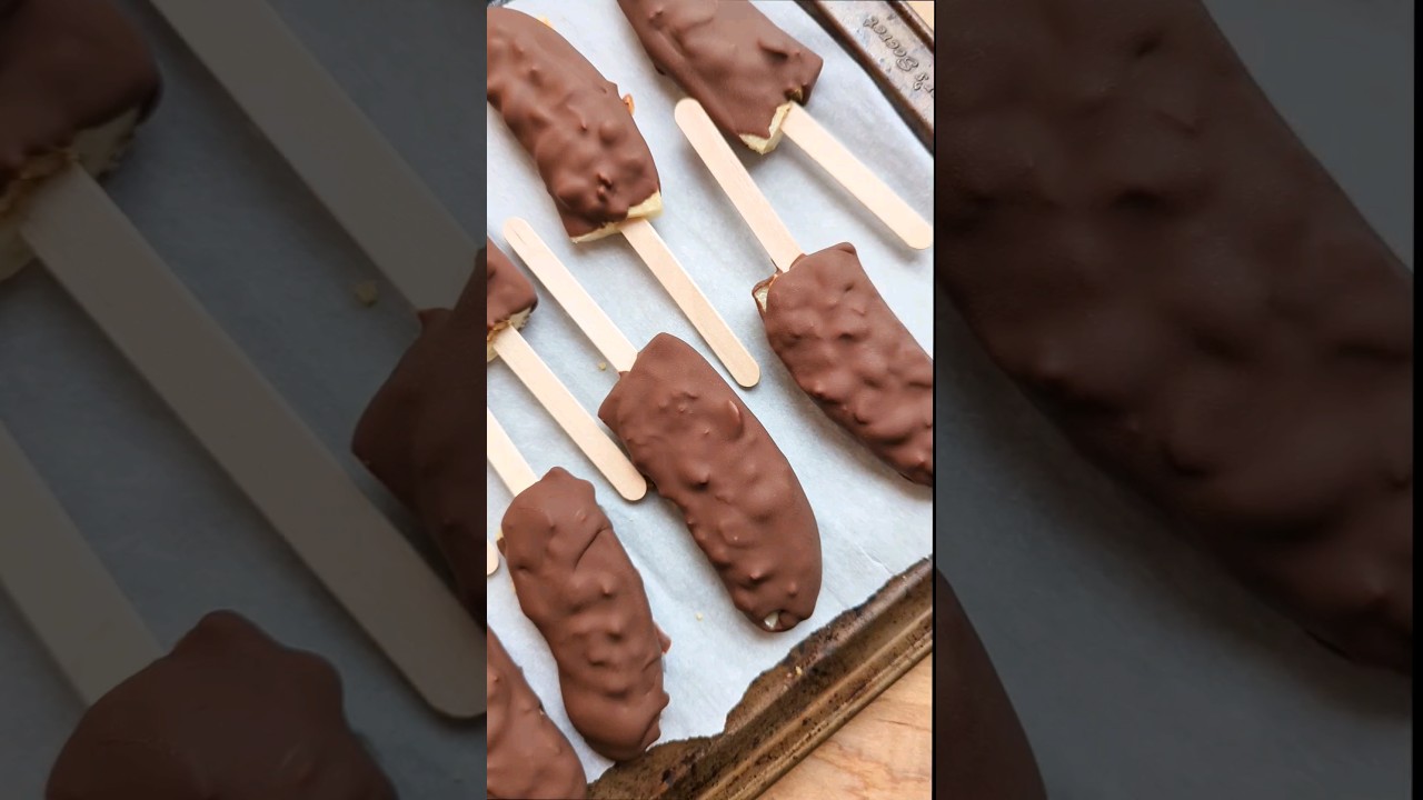 Beat the heat with frozen chocolate peanut butter banana pops! Full recipe - Plantily #veganrecipes