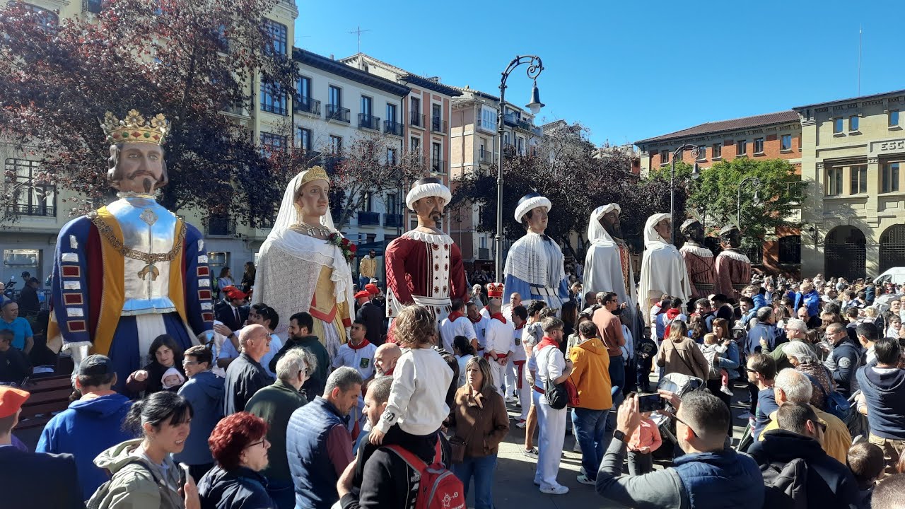 Baile de los Gigantes de la Comparsa de Pamplona - Kalejira 75 Aniverario Duguna Iruñeko Dantzariak