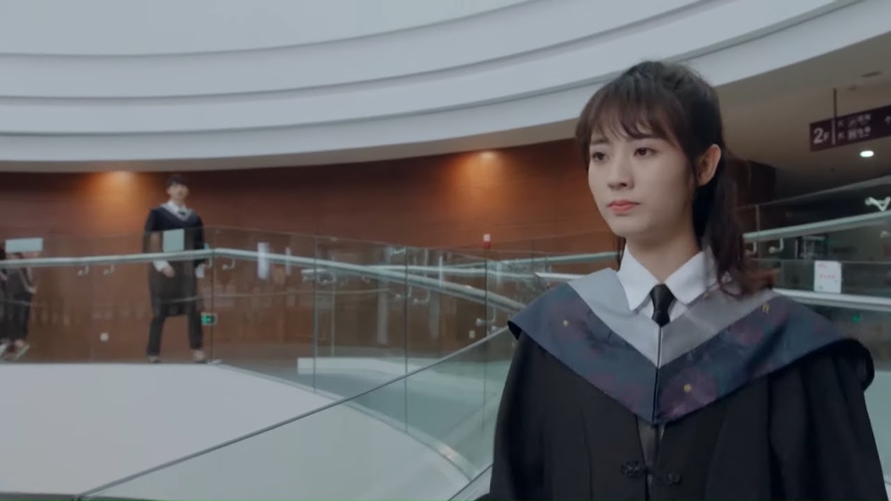 Seeing another girl helping Gu Weiyi tie hi tie, Situ Mo got jealous and went away