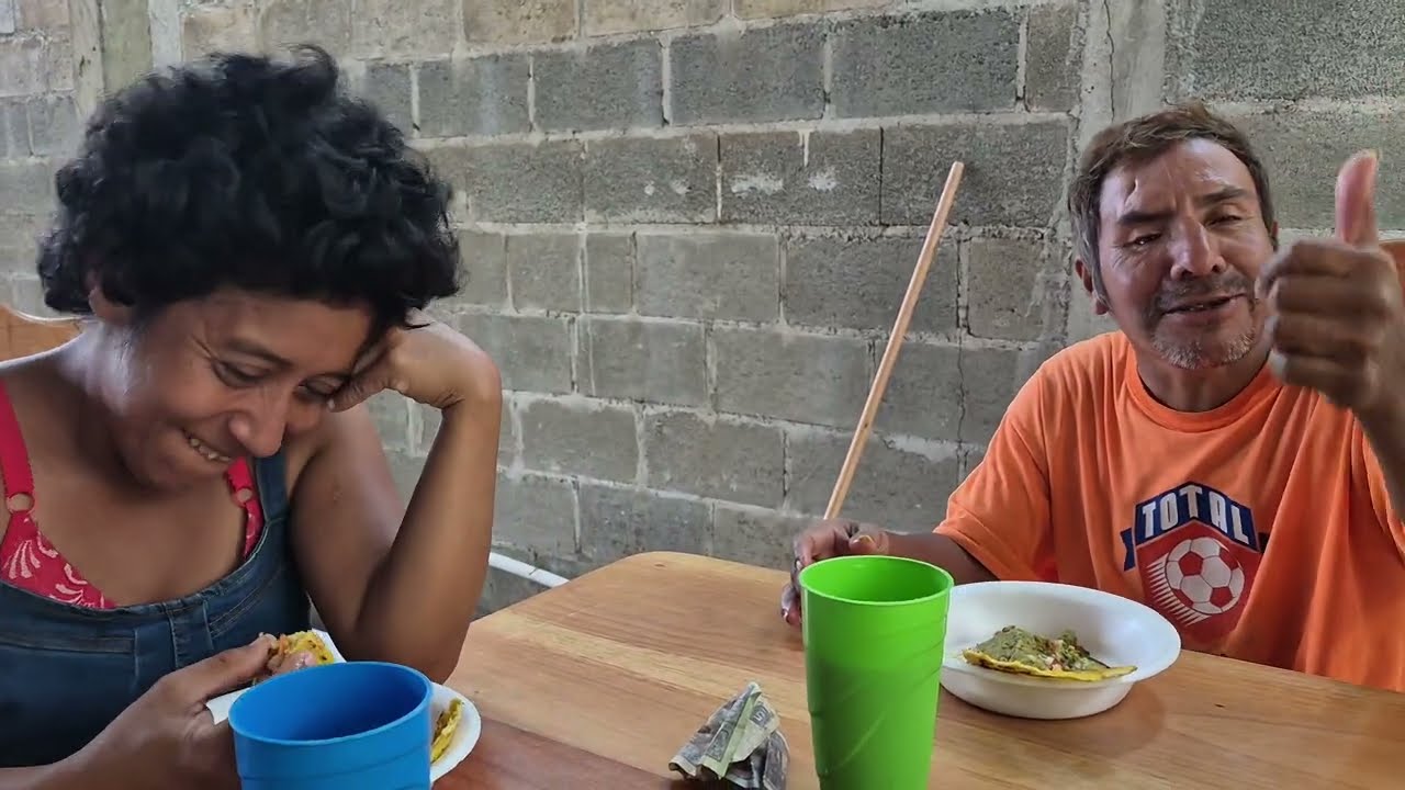 VITAMINAS pidió 3 platos de comida por que DOÑA VICKY cocino dijo