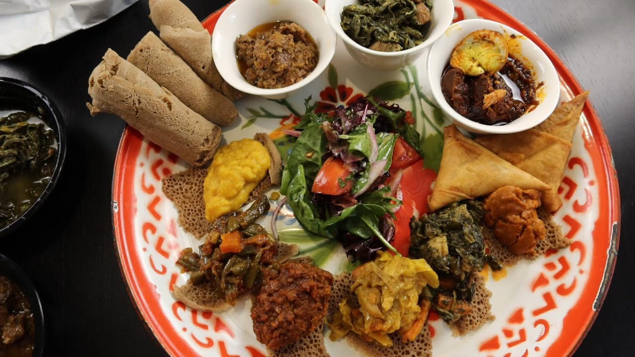 trying ethiopian food! #injera #ethiopia #food #foodie #mukbang #asmr #tryingnewfood