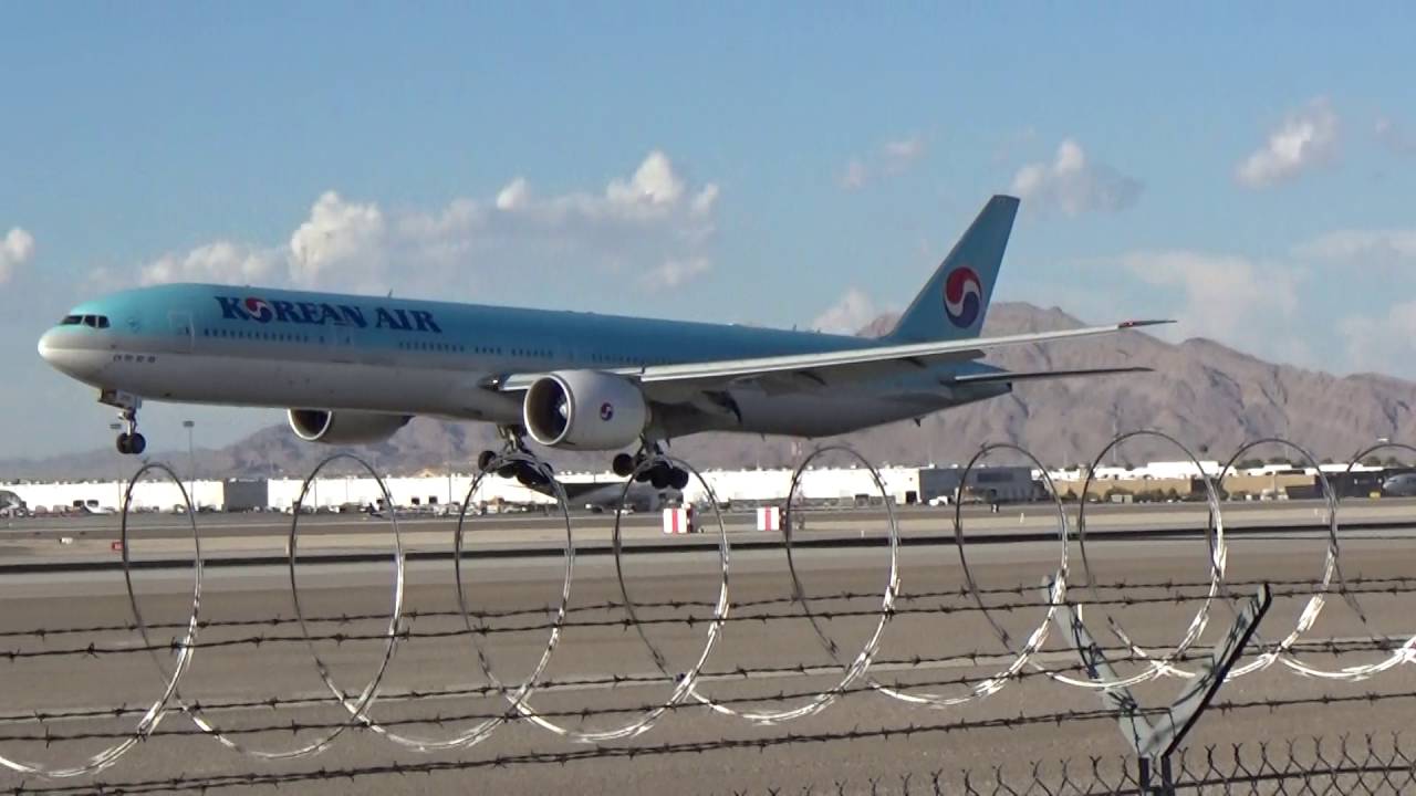 Korean Air 777-3B5(ER) (HL8218) arrives at Las Vegas