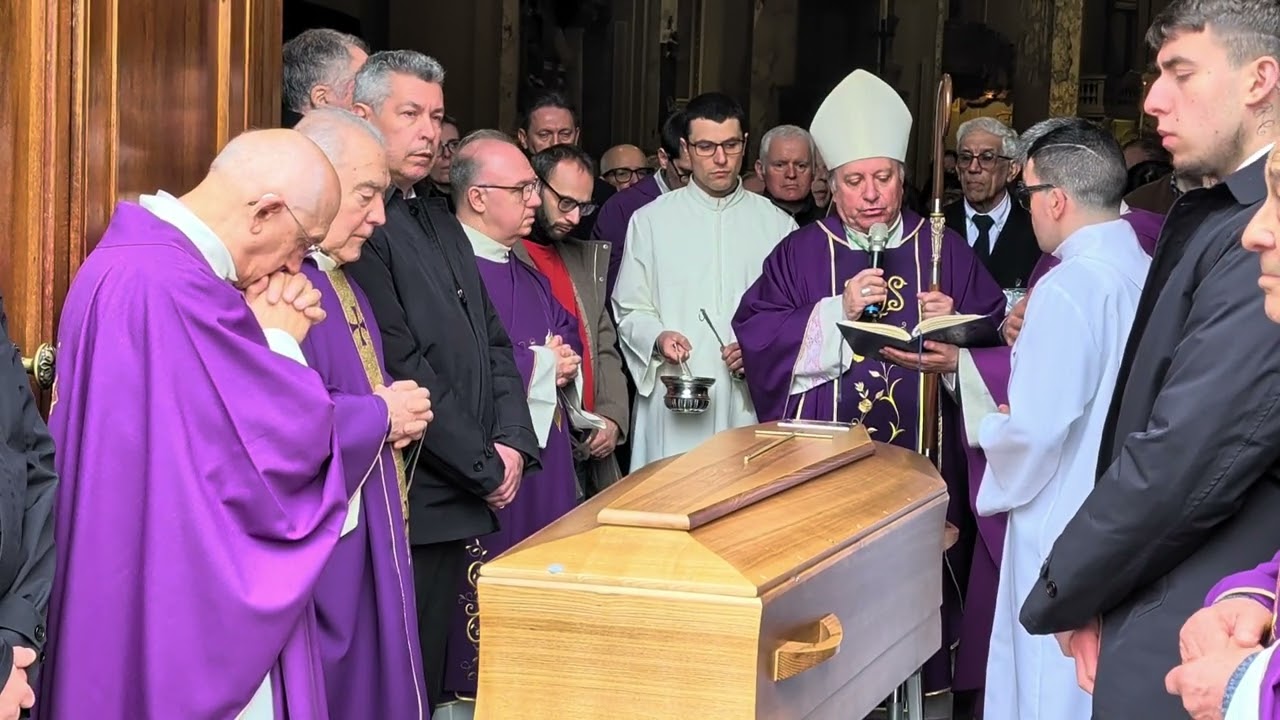 Benedizione finale al funerale di monsignor Angelo Centemeri 