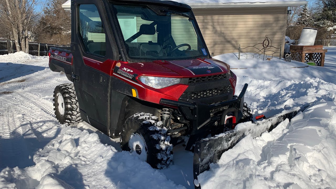 Polaris Ranger XP 1000 Northstar убирает снег