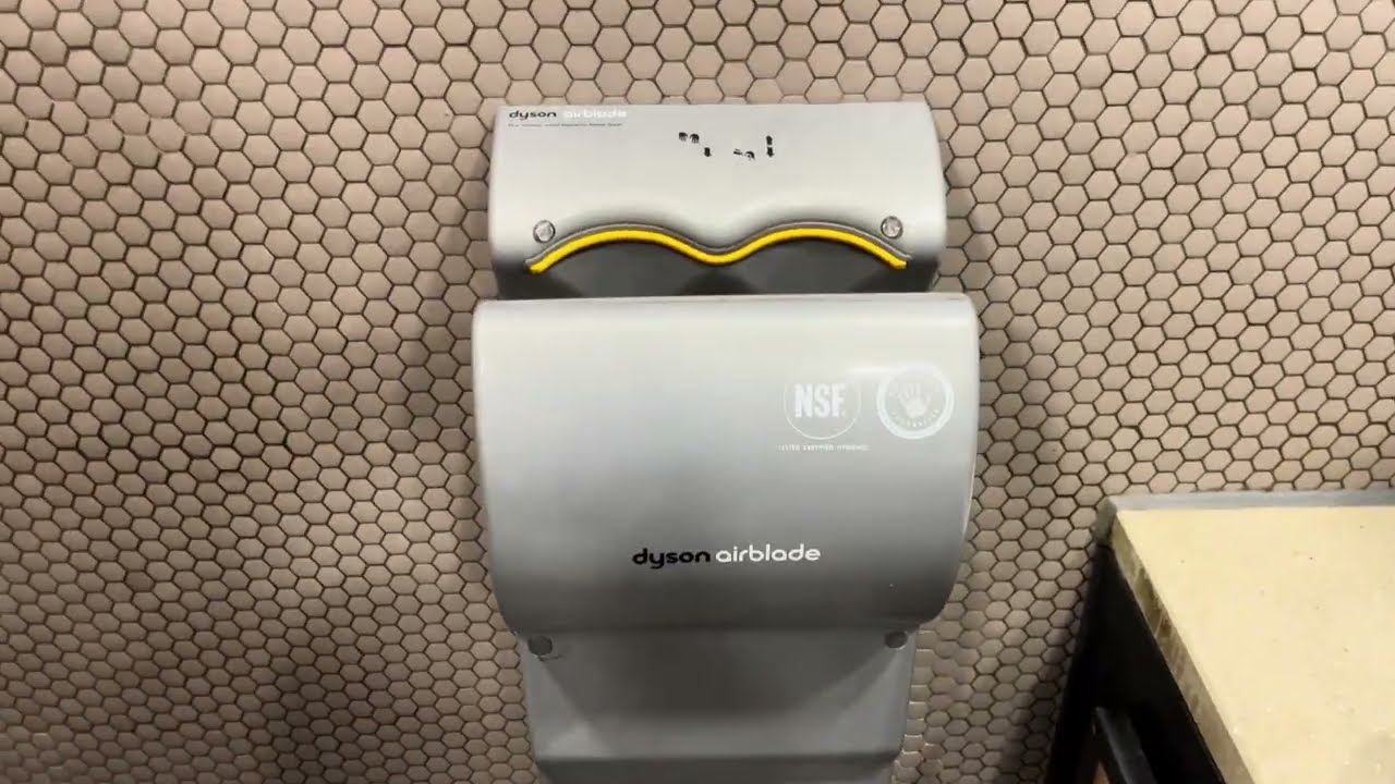 Dyson Airblade AB03 at Nando's - Braintree - 🚹