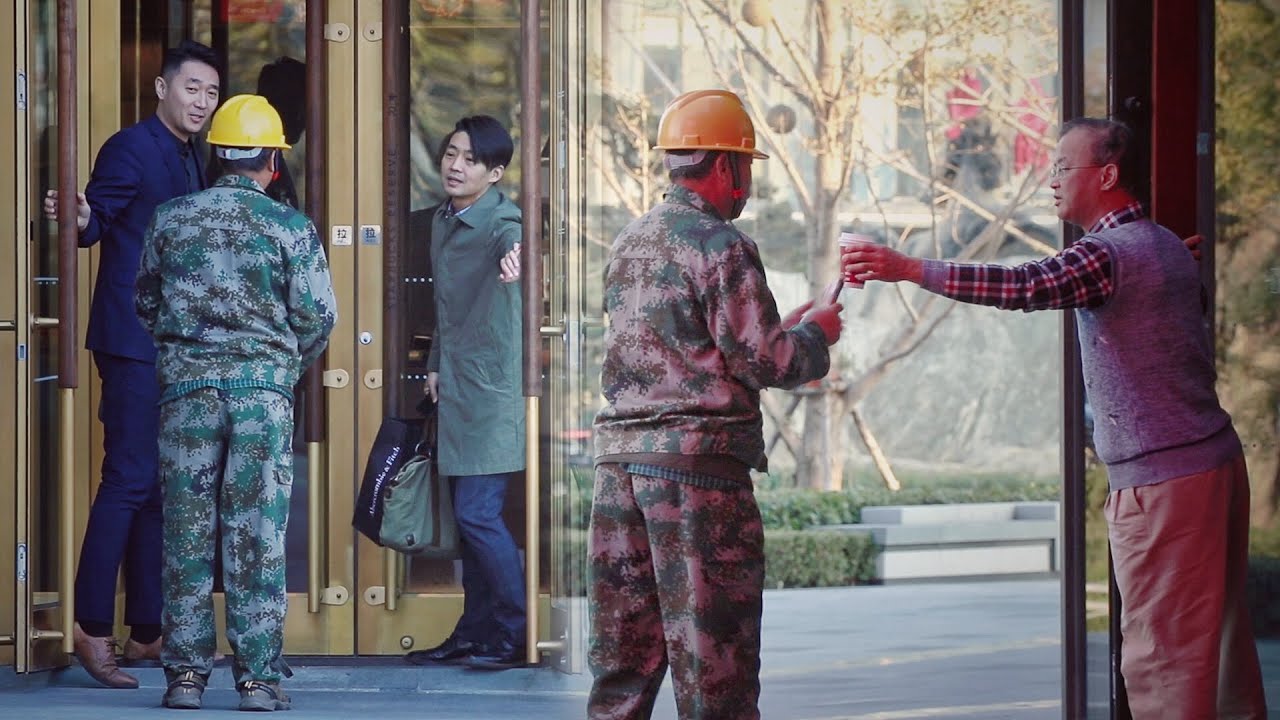 When a worker asks for help because he was afraid to enter the cafe... 农民工不敢进咖啡厅，于是求助路人，大家的做法让人泪目！