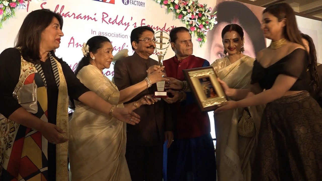 'सुरों की मल्लिका' Asha Bhosle Awarded the 5th Yash Chopra Memorial Award.