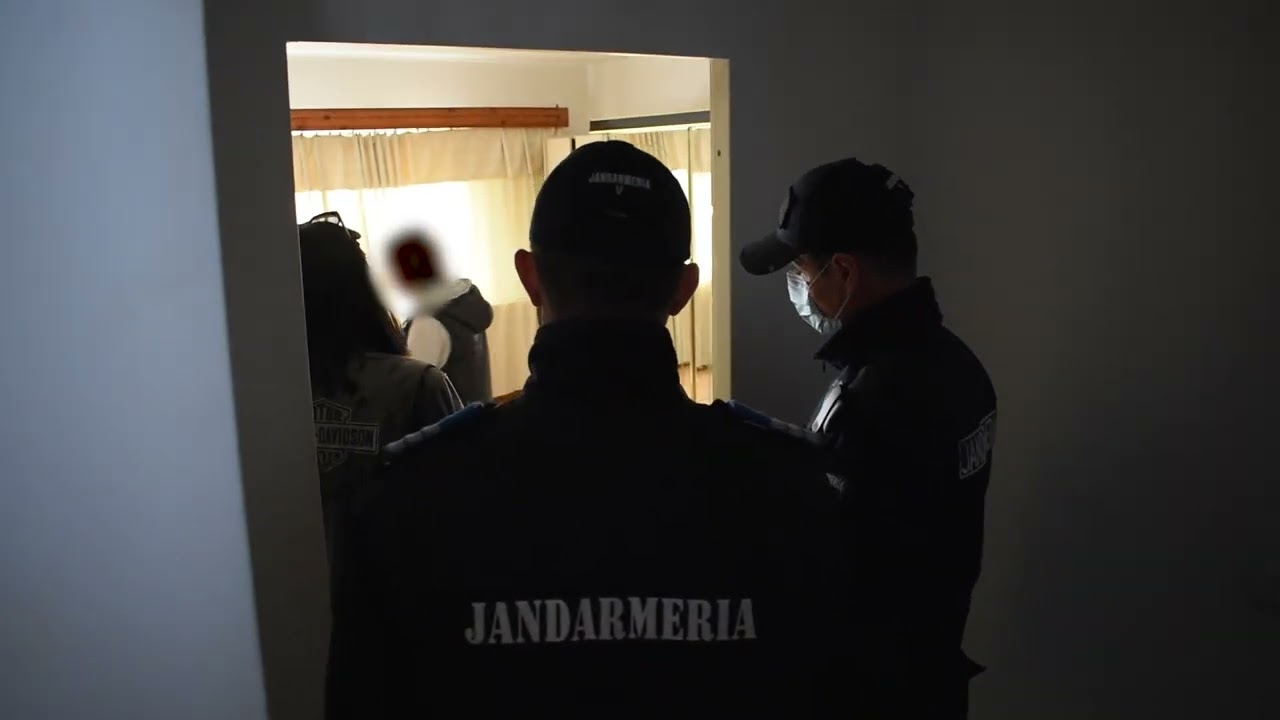 Evacuare în ANL Cismea, chiriașa a fugit pe balcon de executor si jandarmi