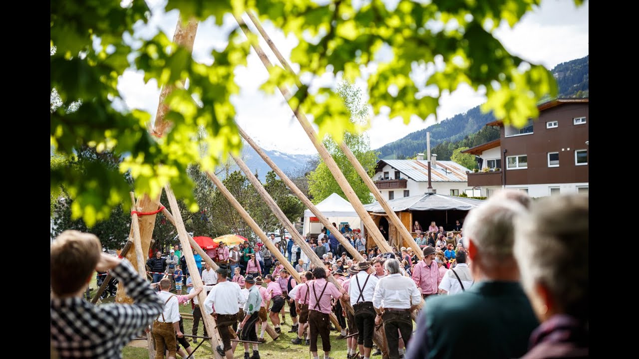 Maibaum aufstellen mit Muskelkraft