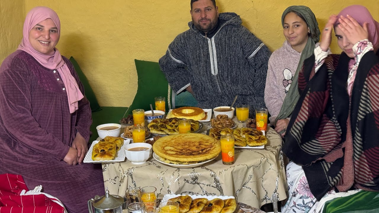 نايضة بين راضية وخديجة🌜👈 وفاطمة ولمياء شوفو اشنو صنعوا قالو لماماهم ماكتعرفوا والو 😳👈🌜
