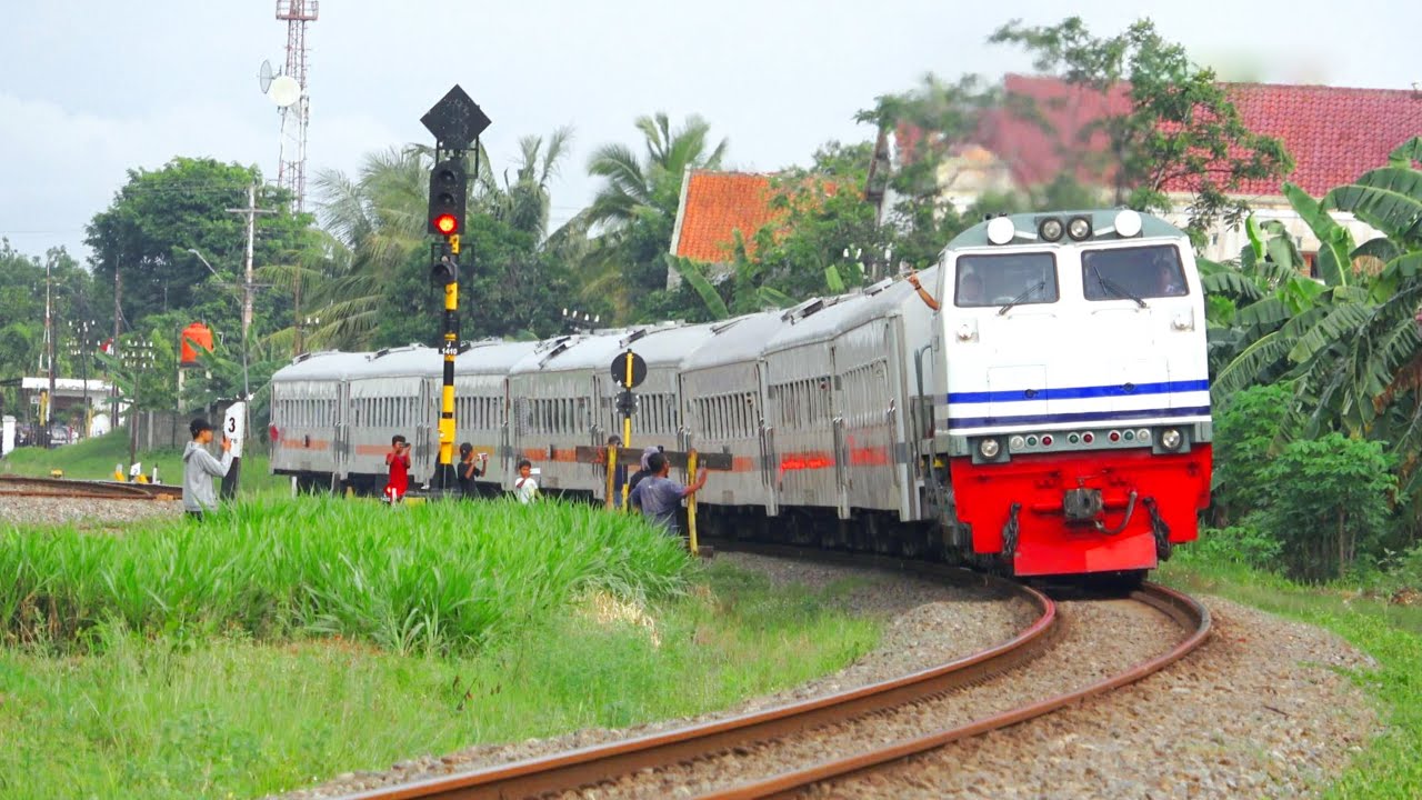 KERETA API PANJANG‼️ MENEMUKAN 20 KERETA API DI PERCABANGAN STASIUN KROYA