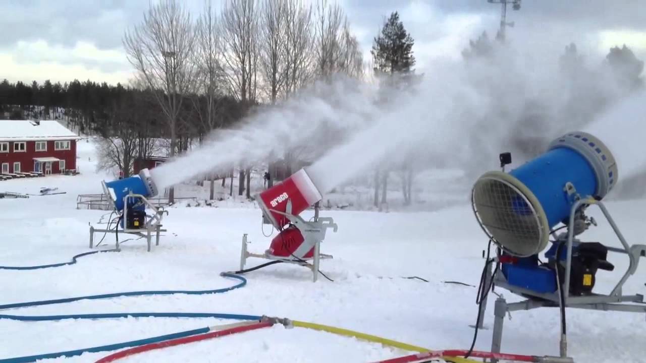 3 snökanoner laddar det stora hoppet i Sundsvalls slalombac