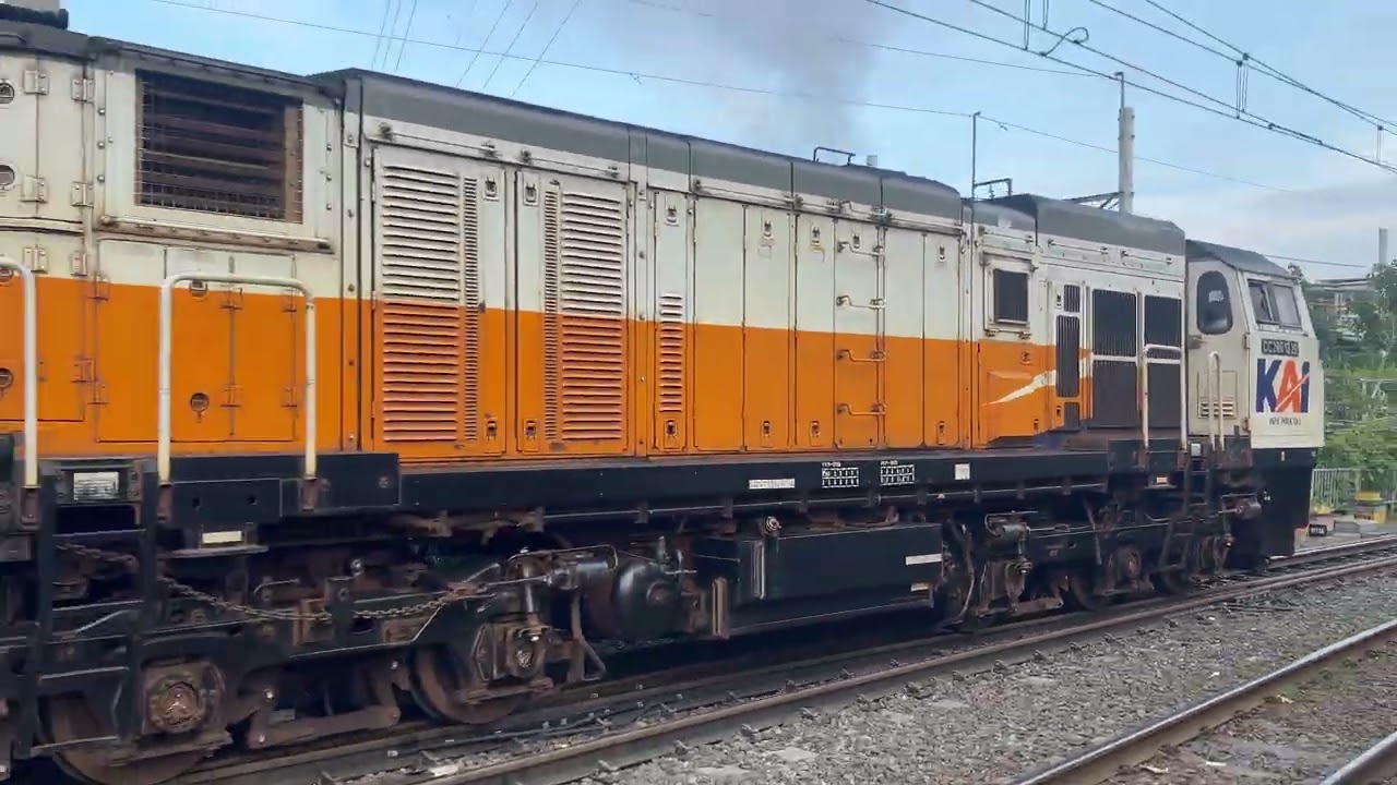 Kedatangan kerata barang panjang sekali di stasiun Pasar Senen 