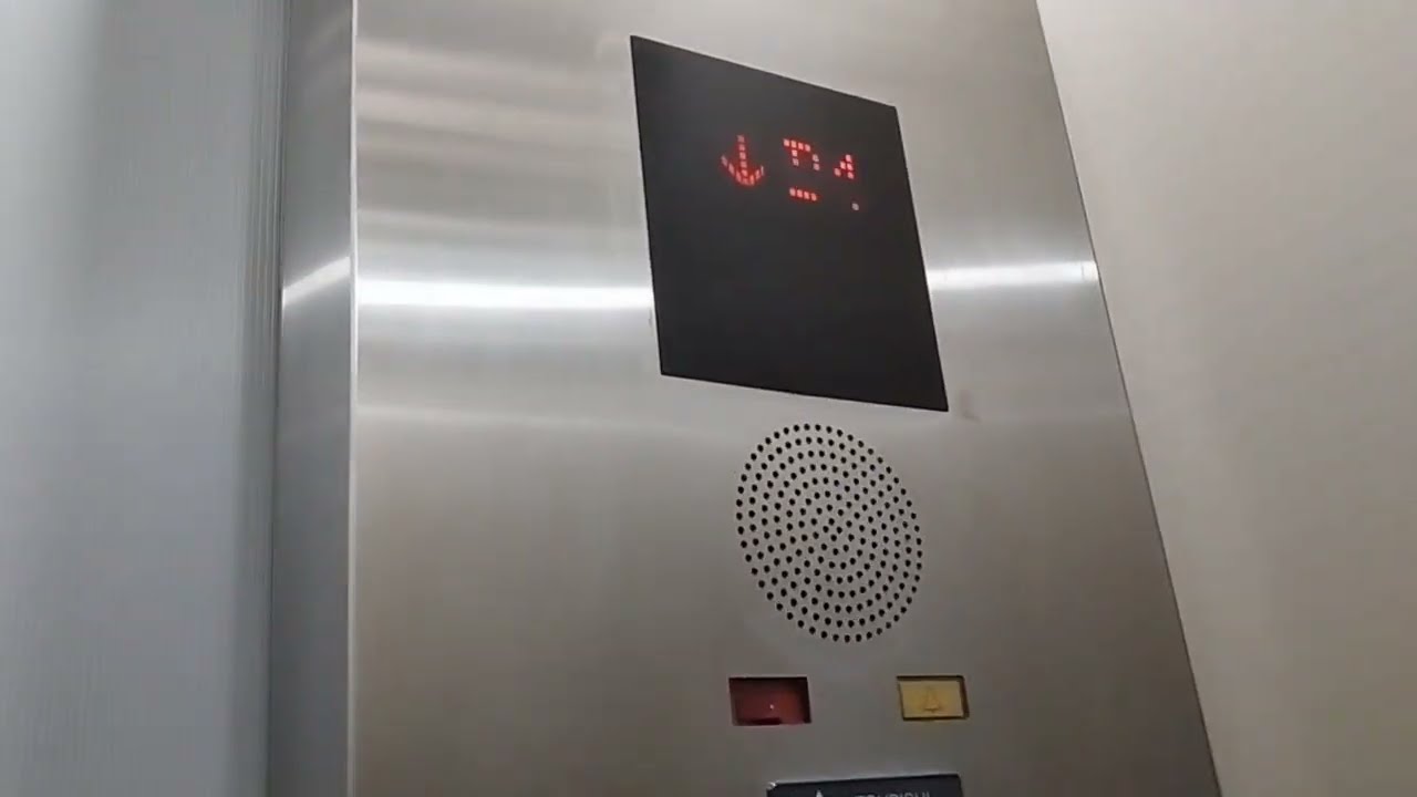 通往B1樓世界健身俱樂部的電梯(原新光三越新竹店) - 三菱電梯(右)