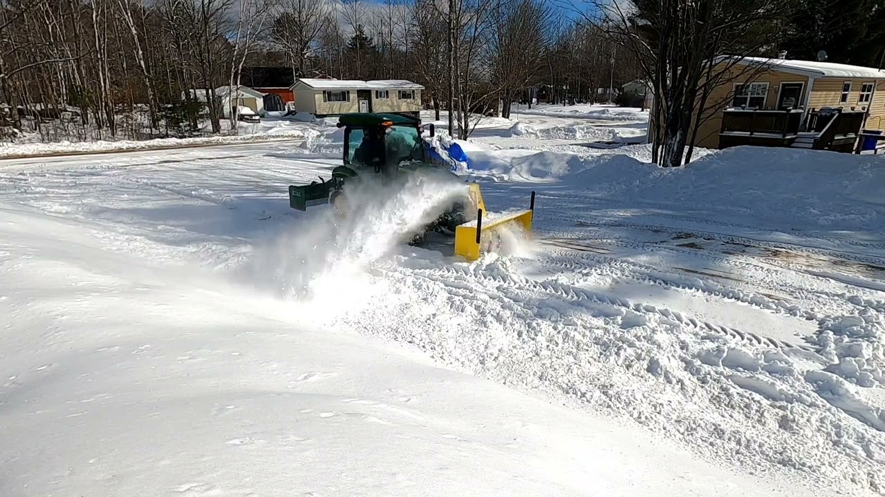 John Deere 3033r with a Front mount 59