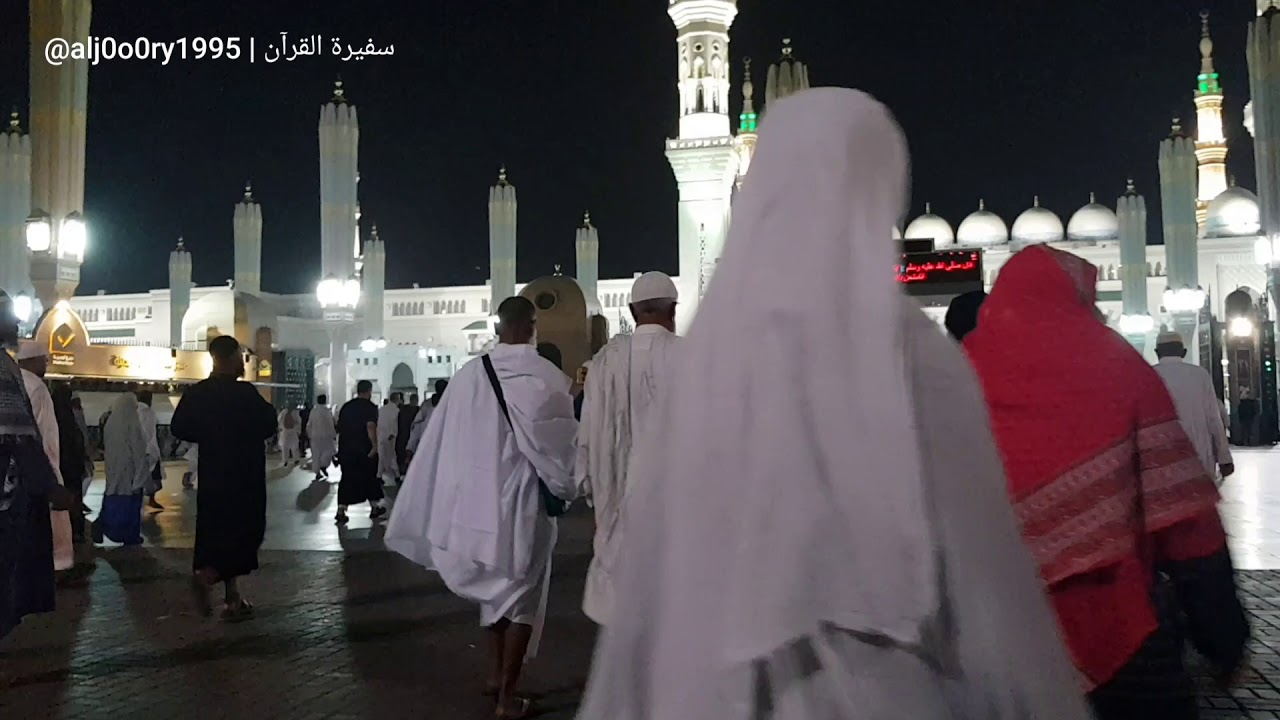 تسجيل مرئي من ساحات المسجد النبوي ، أذان عذب لصلاة الفجر | المؤذن عمر سنبل