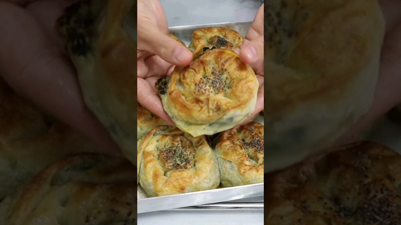 G&uuml;l B&ouml;rek Tarifi (Lezzetli ve G&ouml;z Alıcı!) 😊 Ispanaklı B&ouml;rek Tarifi - B&ouml;rek Tarifleri