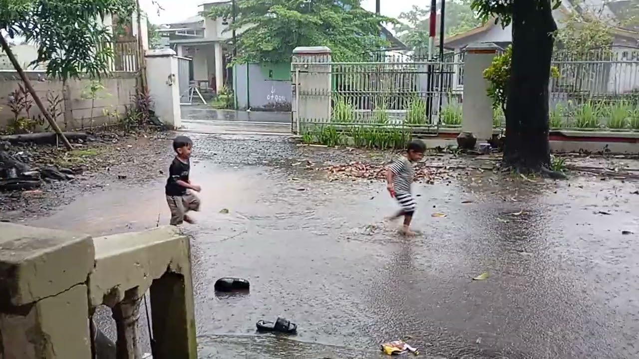 MasyaAllah serunya adek saddam main hujan bersama sepupu
