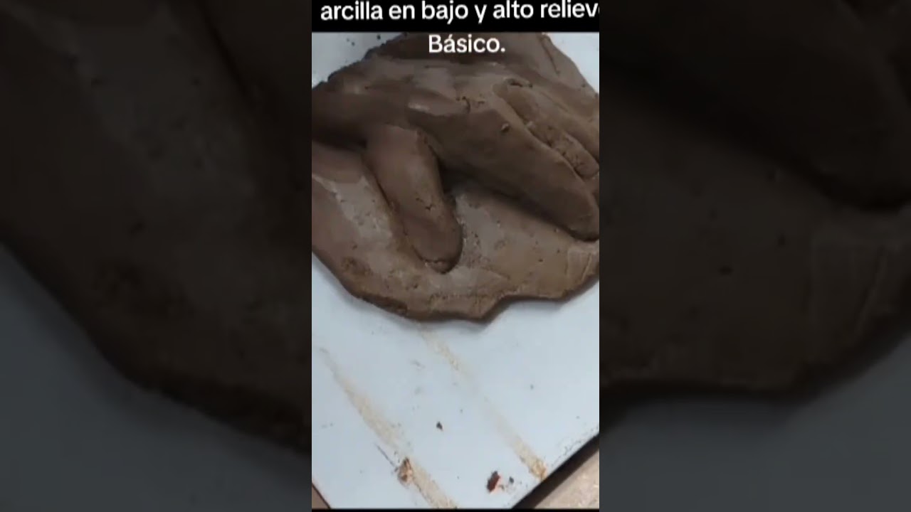 Modelado de mano en relieve con barro tradicional. El Salvador. 2025