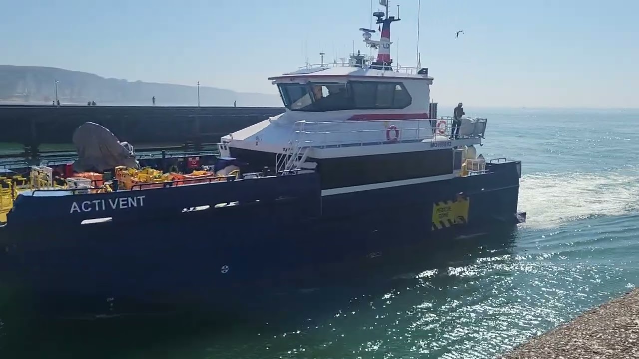 Fecamp entree d'un bateau au port