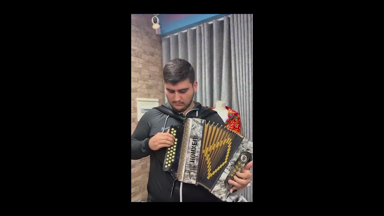 ☺️ O grande Artista Bryan de Luílhas com a modinha estrada nova. 💚🔔