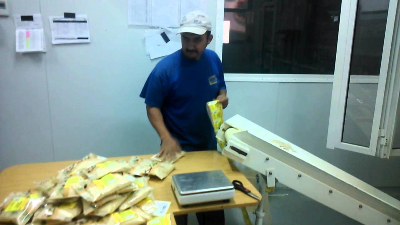 Mecanismo de envasado de condimentos  en bolsas plásticas.