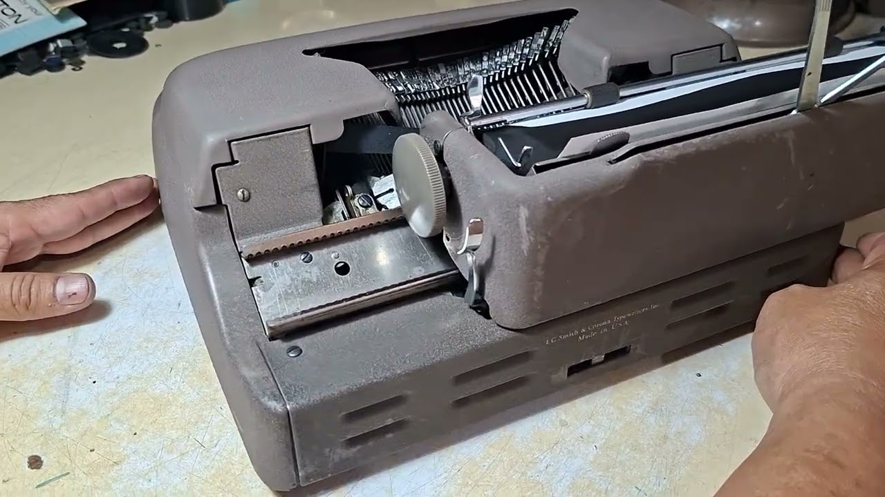 Maquina de escribir antigua SMITH-CORONA STERLING año 1950.