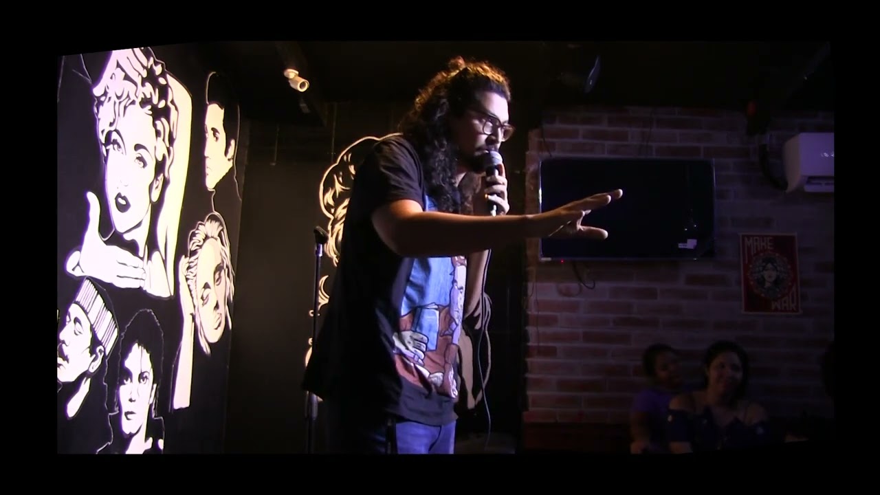 Chino Guill&eacute;n stand up