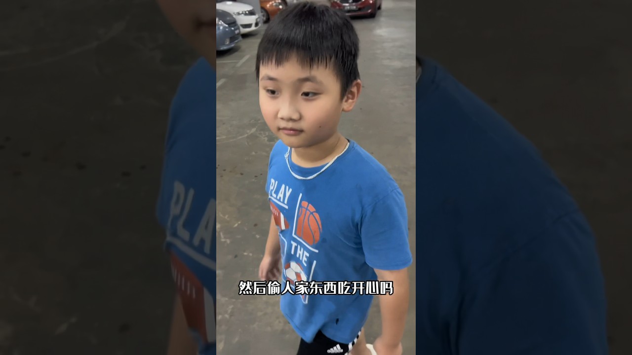 【挑战】和JunJun在购物商场里拿还没有付钱的食物，然后吃然后离开！so easy～