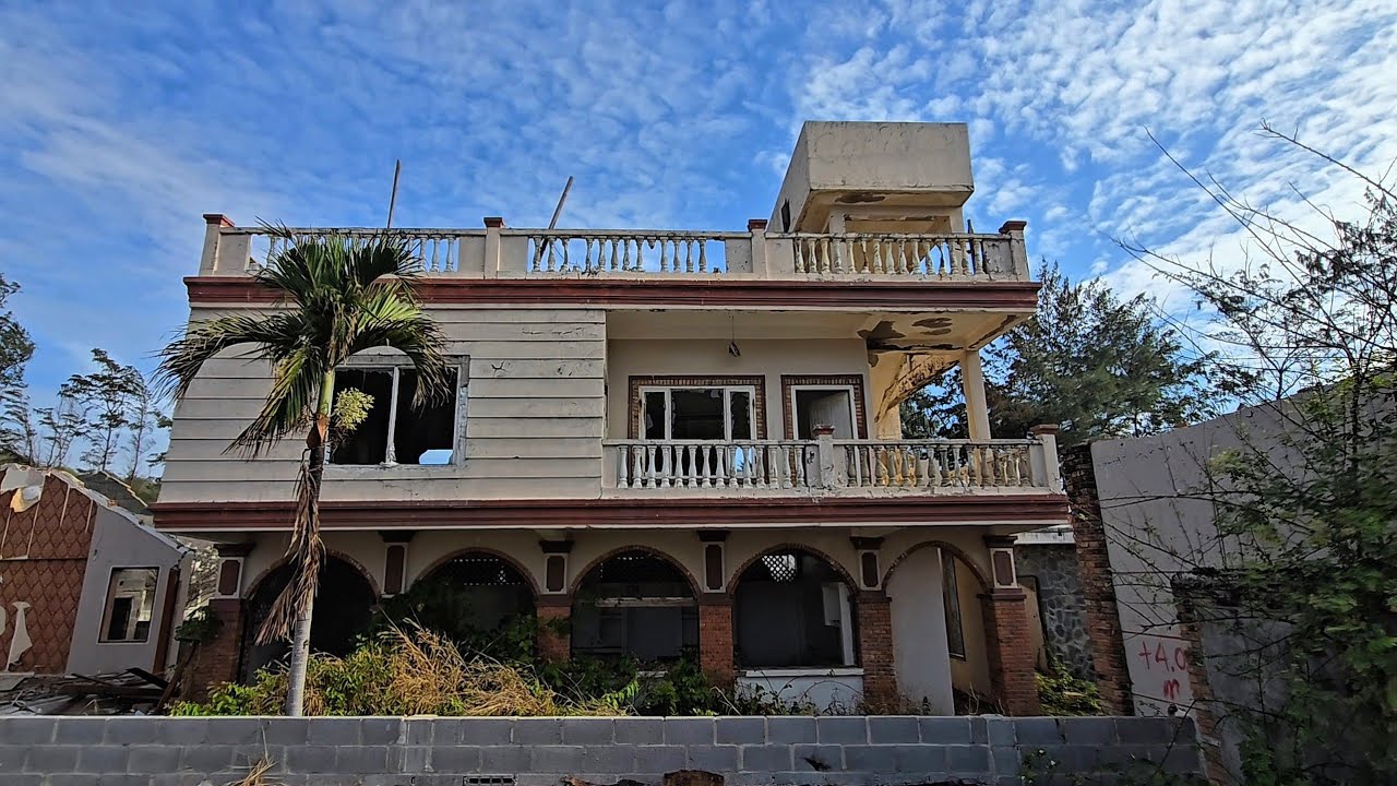 Khu nhà hoang ớn lạnh Có hồ bơi và nhiều quần áo trên lầu