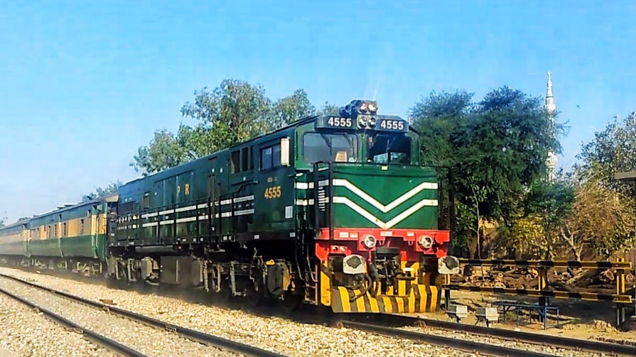 Khyber mail train live speed video in main channu. Extra high speed train. Pakistan railway.