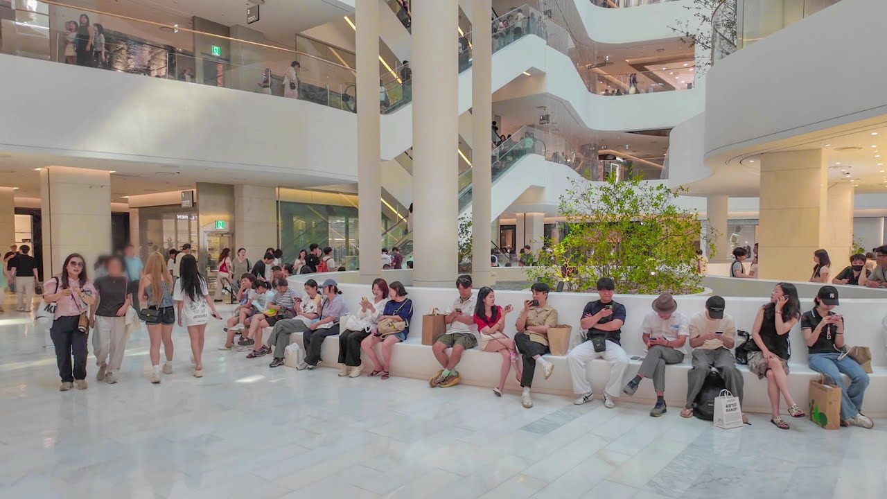 Walking Through The Hyundai Seoul & IFC Mall 🇰🇷 Seoul Shopping Tour [4K]